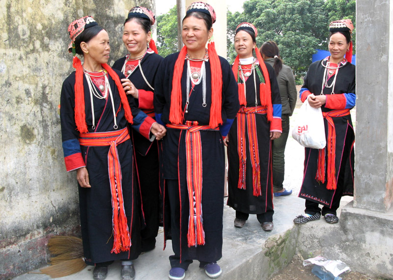 Trang phục truyền thống của phụ nữ Dao Thanh Y ở xã Bằng Cả (Hoành Bồ). 