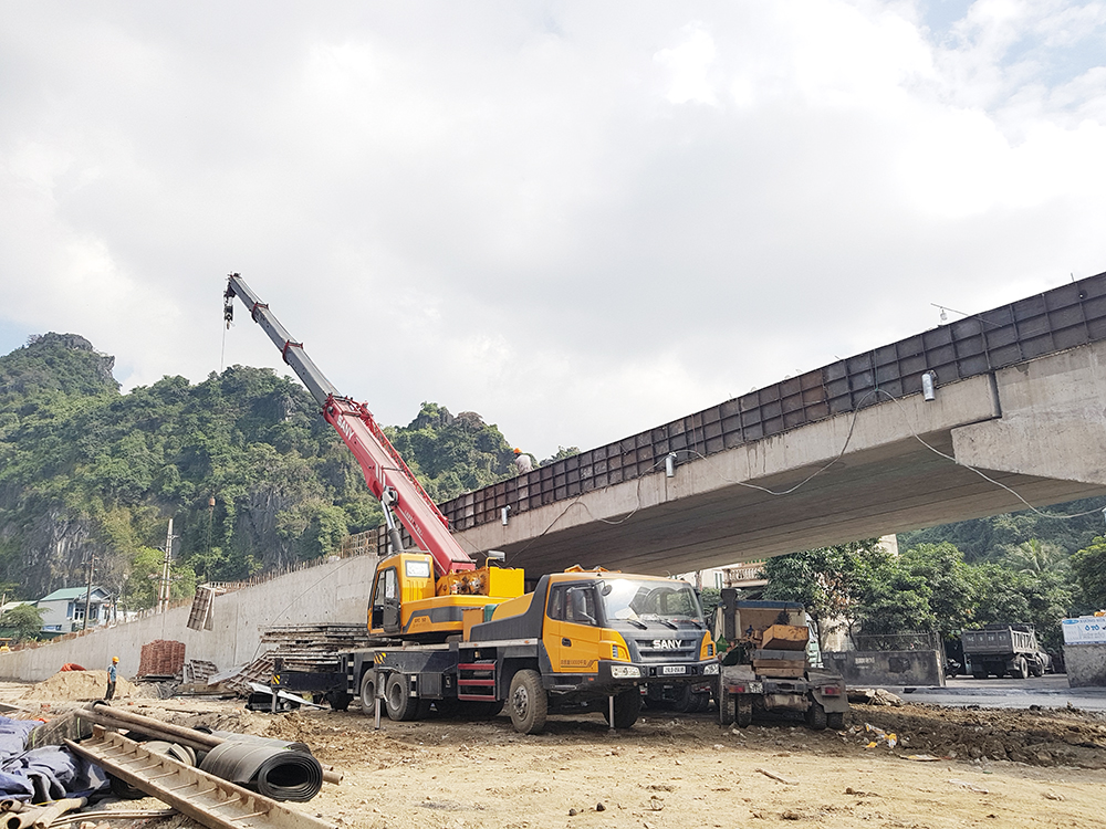 Dự án cầu vượt qua QL18A (phường Quang Hanh) đang được khẩn trương xây dựng.