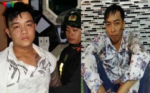 Đối tượng Nguyễn Anh Tuấn (trái) và Lê Quốc Tuấn bị bắt giữ vì hành vi Tàng trữ và mua bán trái phép chất ma túy.