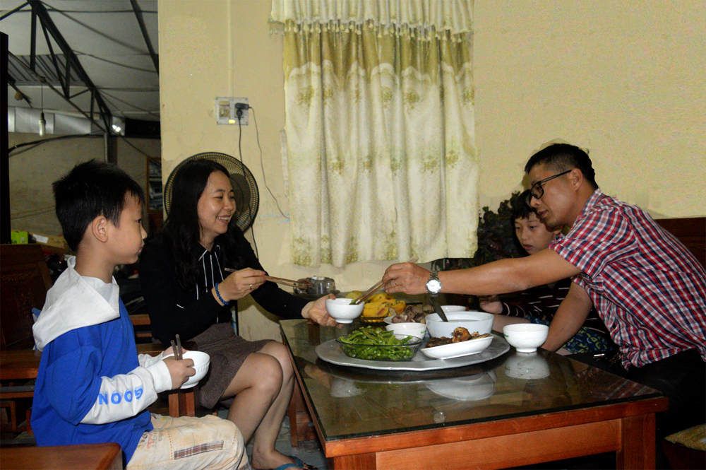 Bữa cơm tối ấm cúng của gia đình anh Ngô Văn Huỳnh.