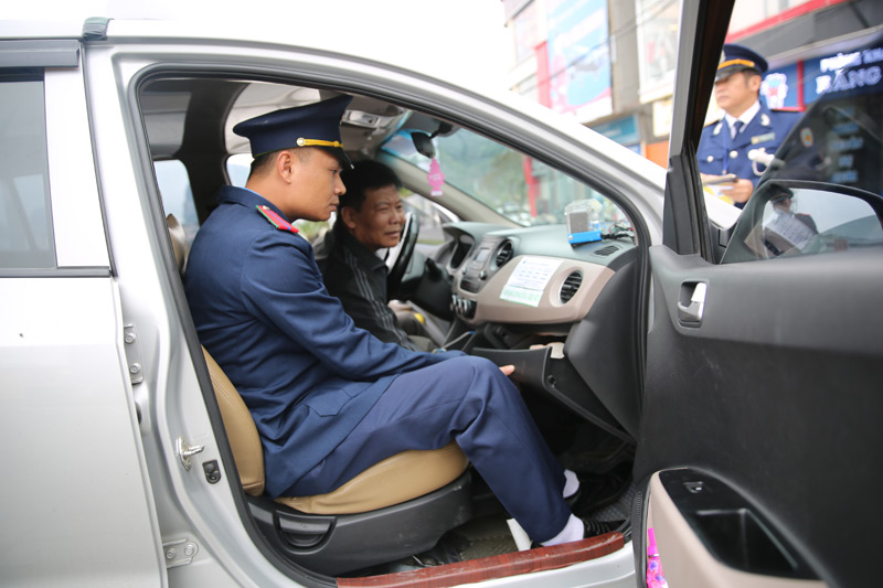 TTGT kiểm tra, nhắc nhở người điều khiển phương tiện xe Taxi