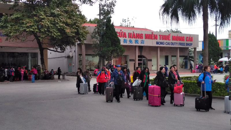 Trong đó có khoảng 1.500 khách du lịch Trung Quốc tham quan thành phố Móng Cái trong ngày.
