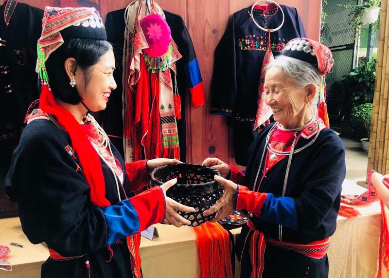 Không gian trưng bày trang phục truyền thống và dụng cụ sinh hoạt của người Dao Thanh Y ở Uông Bí. Ảnh: Lê Minh Quang (CTV).
