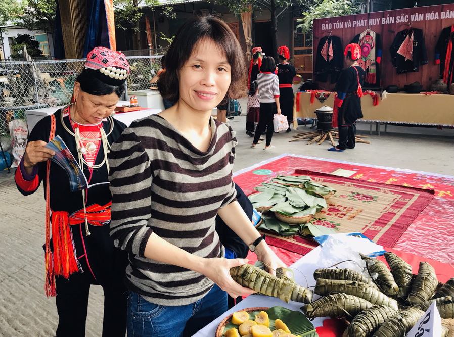Du khách thích thú trải nghiệm các món ăn dân gian của người Dao Thanh Y.