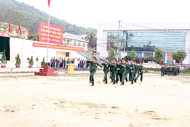 Lực lượng vũ trang huyện Vân Đồn tổ chức ra quân huấn luyện năm 2018. Ảnh: Đình Phong (Ban CHQS huyện Vân Đồn)