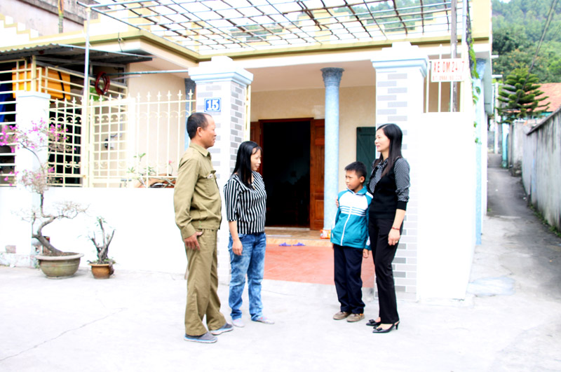 Cán bộ Hội LHPN phường Cẩm Sơn thăm hỏi tình hình đời sống gia đình chị 