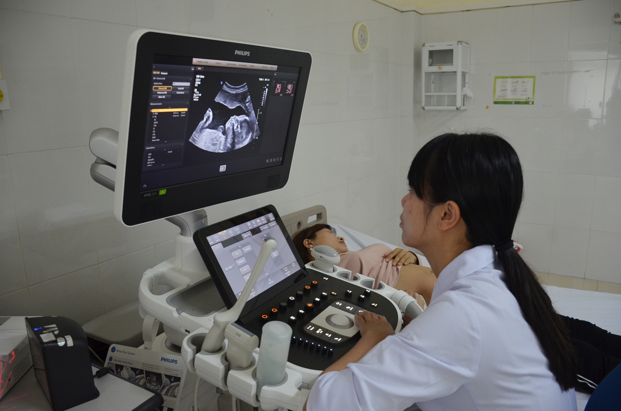 Chị siêu âm sàng lọc trước sinh tại Bệnh viện Sản Nhi Quảng Ninh
