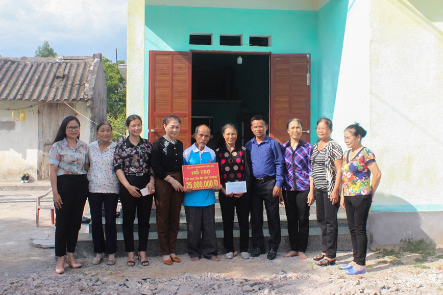 Hội LHPN TP Móng Cái hỗ trợ gia đình chị Nguyễn Thị Liên ở thôn 10, xã Hải Đông số tiền 25 triệu đồng để xây dựng Nhà mái ấm tình thương.