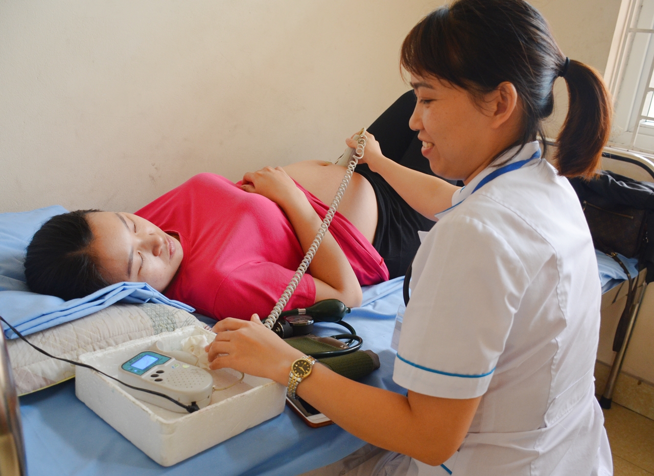 Siêu âm cho thai phụ tại Trạm y tế phường Cẩm Phú, TP Cẩm Phả