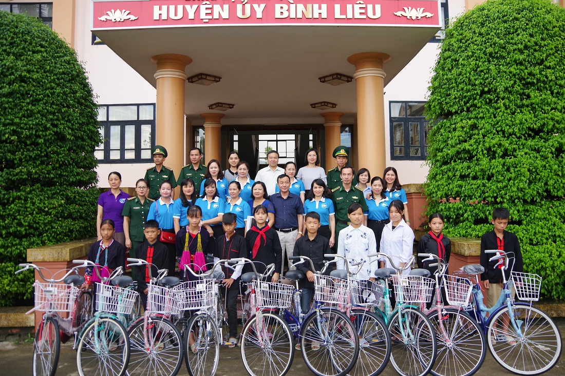 Hội LHPN tỉnh và Bộ chỉ huy Bộ đội biên phòng tỉnh trao tặng các phần quà hỗ trợ phụ nữ, trẻ em nghèo tại huyện Bình Liêu trong chương trình 