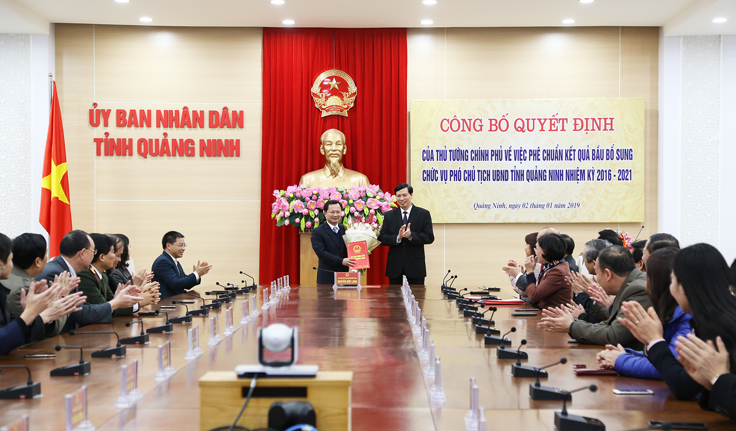Đồng chí Nguyễn Đức Long, Phó Bí thư Tinh ủy, Chủ tịch UBND tỉnh, trao Quyết định của Thủ tướng Chính phủ và tặng hoa chúc mừng đồng chí Cao Tường Huy. 