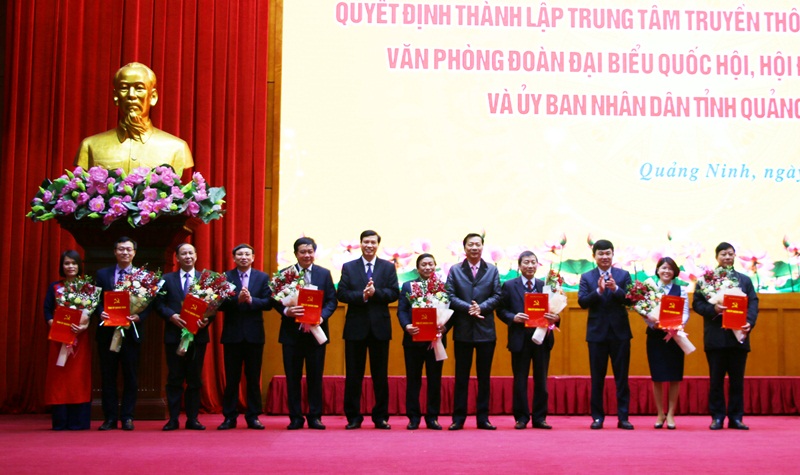 Đồng chí Nguyễn Văn Đọc, Bí thư Tỉnh ủy, Chủ tịch HĐND tỉnh, trao quyết định bổ nhiệm cho các đồng chí lãnh đạo Trung tâm Truyền thông tỉnh Quảng Ninh.