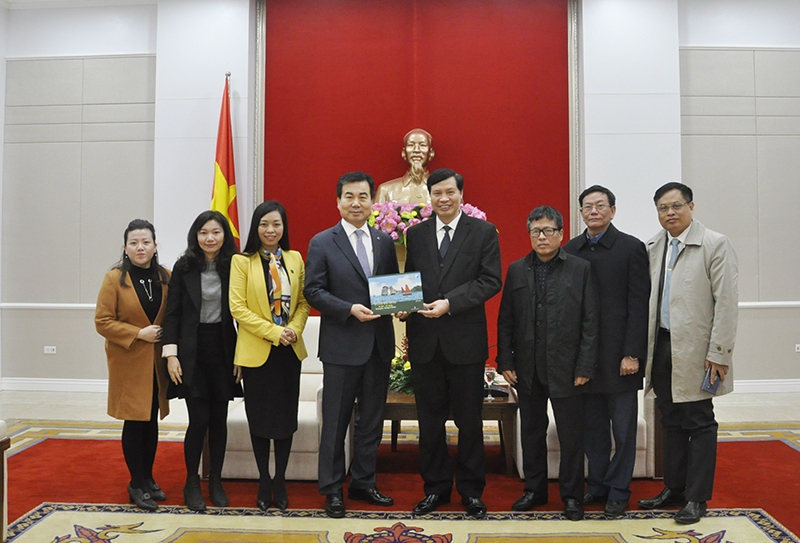 Chủ tịch UBND tỉnh Nguyễn Đức Long tặng quà lưu niệm đến đoàn nhà đầu tư thuộc Tập đoàn Lotte.