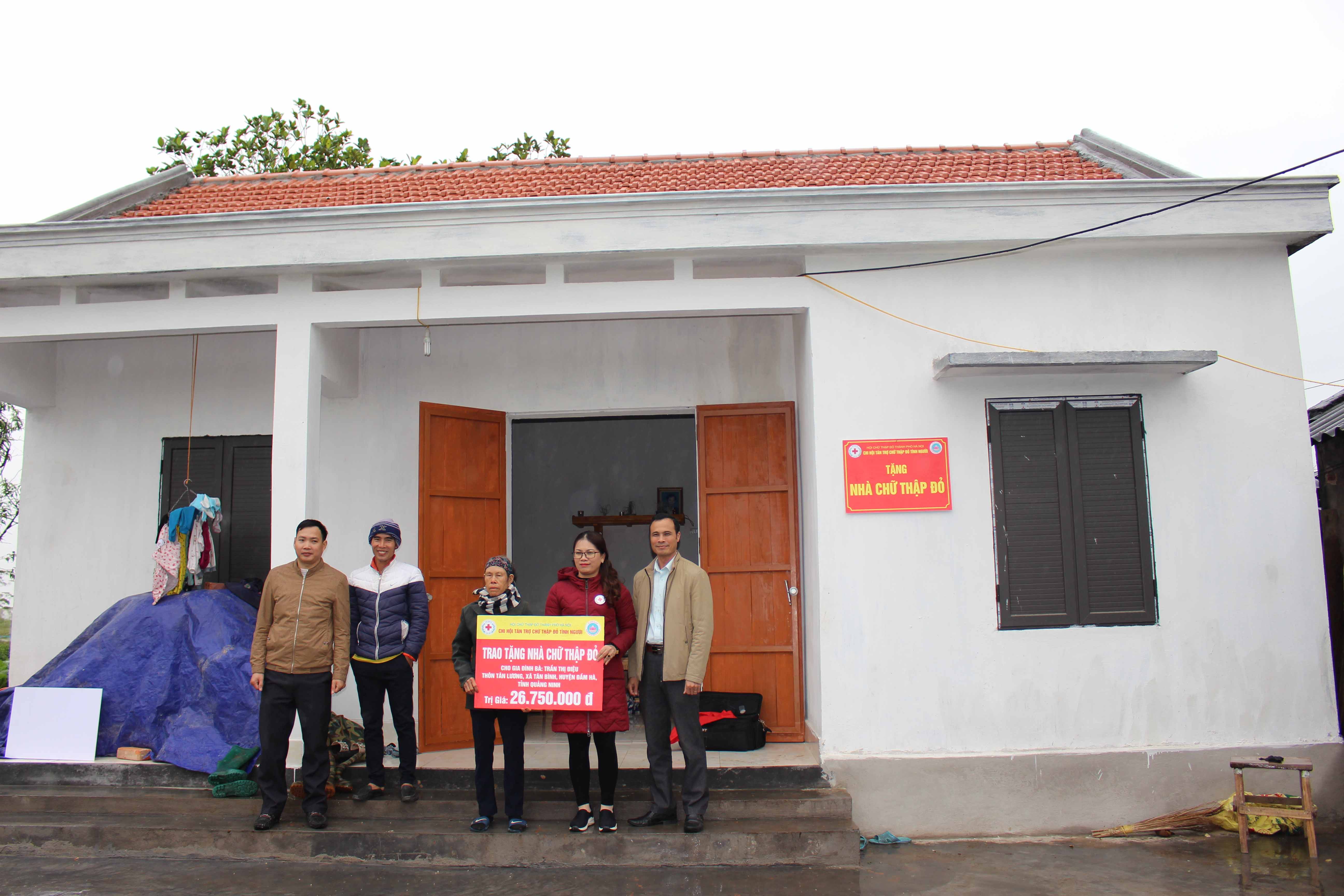 Gia đình bà Trần Thị Điệu, thôn Tân Lương, xã Tân Bình, huyện Đầm Hà vui mừng khi nhận ngôi nhà Chữ thập đỏ