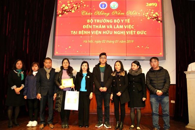 Bộ Y tế truy tặng Kỷ niệm chương cho anh Dương Hồng Quý (thành phố Ninh Bình, tỉnh Ninh Bình). (Ảnh: PV/Vietnam+)