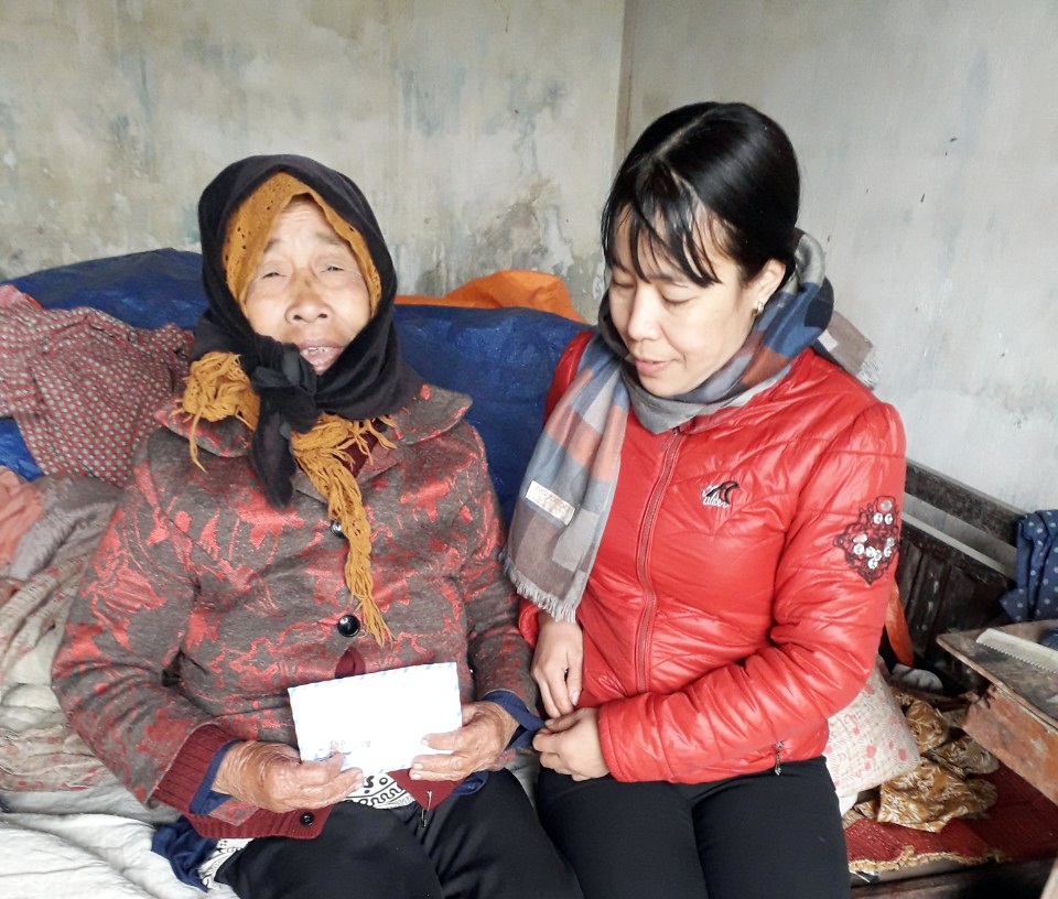 Cán bộ Hội LHPN TX Quảng Yên thăm, tặng quà cho hội viên phụ nữ cao tuổi, có hoàn cảnh khó khăn trên địa bàn thị xã nhân dịp Tết Nguyên đán 2019. 