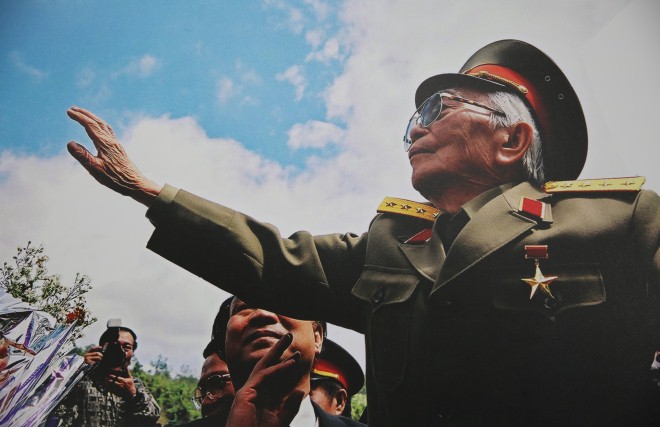 Bức “Đại tướng Võ Nguyên Giáp vẫy chào Điện Biên lần cuối” của tác giả Trần Định