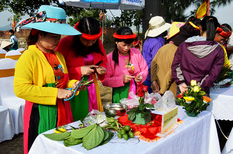 Đại diện các thôn ở xã Lê Lợi tham gia thi têm trầu cánh phượng trong Lễ hội vua Lê Thái Tổ.