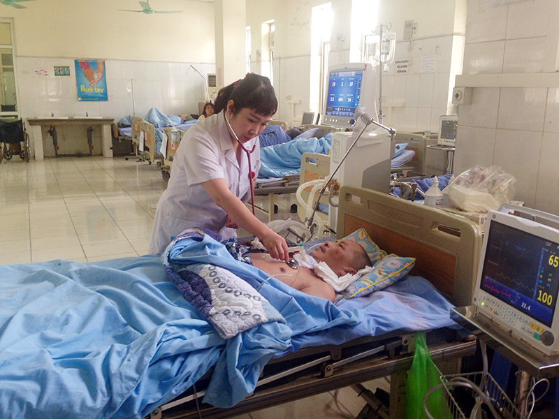 Bác sỹ Khoa Hồi sức cấp cứu, Bệnh viện Đa khoa Cẩm Phả chăm sóc bệnh nhân.