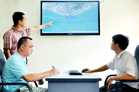 Cảng vụ đường thuỷ nội địa Quảng Ninh theo dõi hoạt động của tàu du lịch qua hệ thống định vị vệ tinh GPS.