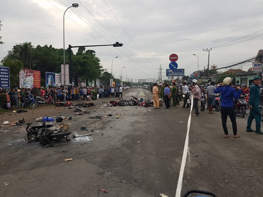 Hiện trường vụ tai nạn thảm khốc tại Long An - Ảnh: Minh Sơn