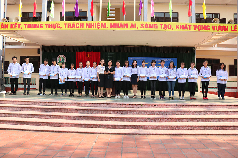 CT phối hợp vơi TTKD  VNPT QN tặng quà, sim thẻ cho HS có HCKK tại THPT Trần Phú