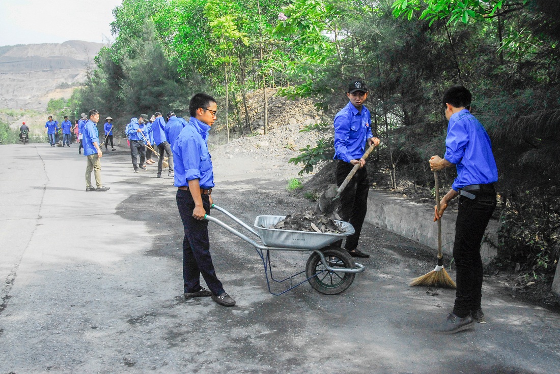 Đoàn Thanh niên Công ty CP Than Hà Tu – TKV tổ chức ra quân dọn vệ sinh môi trường tại tuyến đường thanh niên quản lý.