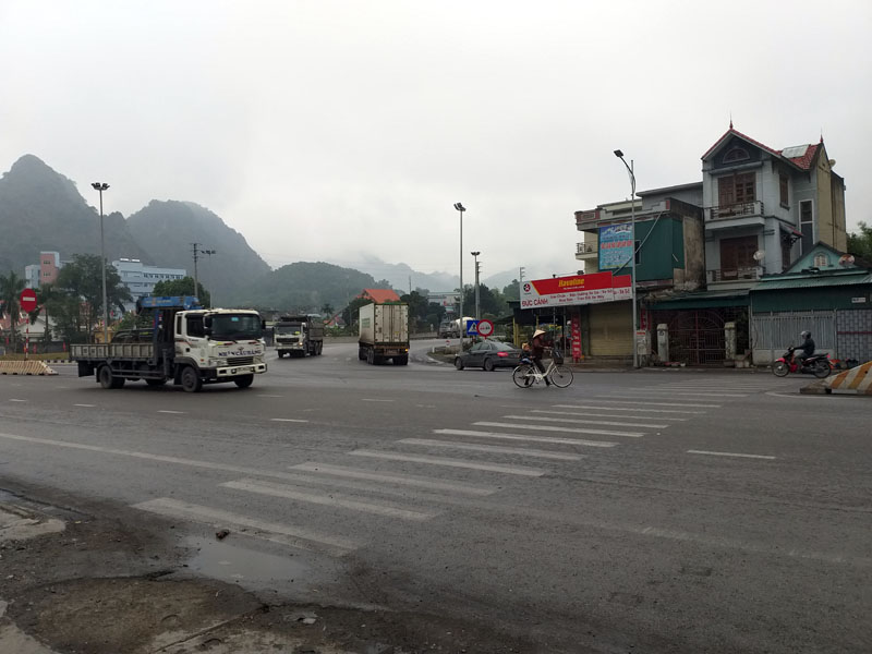 Nút giao ngã 3 Quang Hanh vừa hẹp vừa dốc lại nhiều phương tiện tham gia giao thông, nên tiềm ẩn nhiều nguy cơ mất ATGT