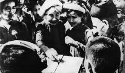 Nhân dân Thủ đô Hà Nội đi bỏ phiếu bầu cử Quốc hội đầu tiên của nước Việt Nam Dân chủ Cộng hòa ngày 6/1/1946.. Ảnh tư liệu