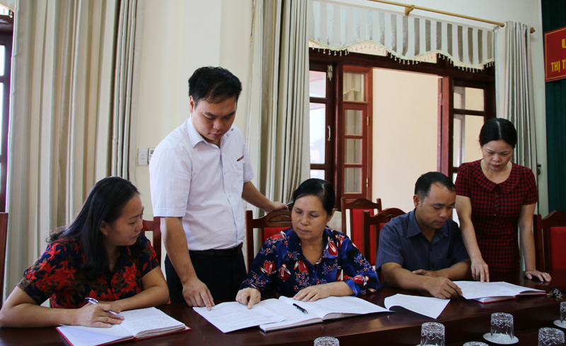 Cán bộ Cơ quan Kiểm tra - Thanh tra huyện hướng dẫn nghiệp vụ cho cán bộ làm công tác kiểm tra của thị trấn Bình Liêu.
