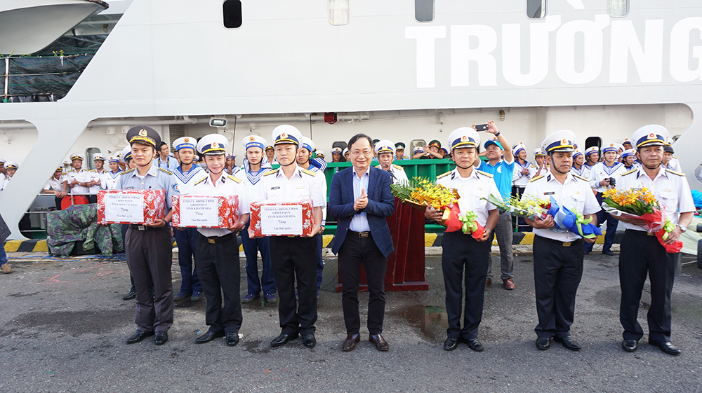 Lãnh đạo tỉnh Khánh Hòa tặng hoa và quà cho đoàn công tác an toàn, thành công.