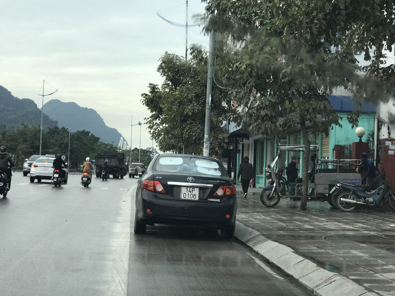 Mặc dù là tuyến phố dự thi nhưng nhiều phương tiện vẫn đỗ tràn lan trên tuyến phố Lê Thánh Tông 