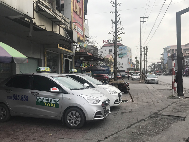 Xe Taxi đỗ thành hàng dài trên vỉa hè của phố Hoàng Hoa Thám (Mạo Khê, Đông Triều)
