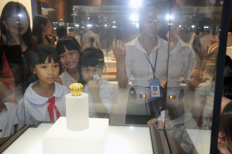 Hộp vàng Ngọa Vân - Yên Tử được trưng bày tại Bảo tàng Quảng Ninh phục vụ khách tham quan thường xuyên.