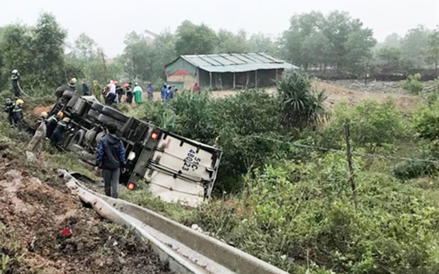 Ô-tô tải mang BKS 51C-480.23 gặp nạn tại Km 777+100, huyện Hải Lăng, tỉnh Quảng Trị.