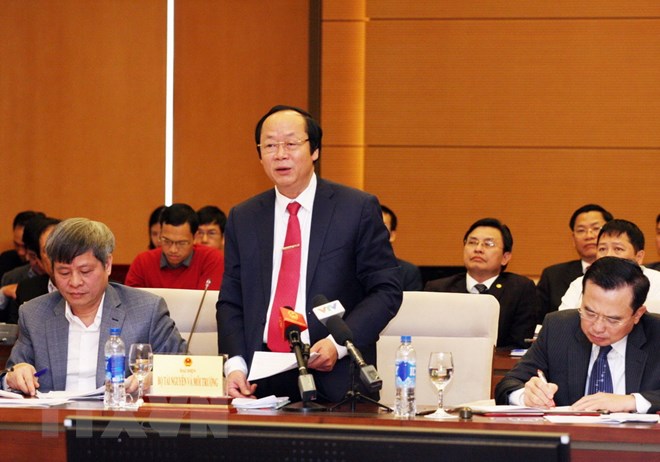 Thứ trưởng Bộ Tài nguyên và Môi trường Võ Tuấn Nhân giải trình ý kiến các đại biểu tại hội nghị. (Ảnh: Nguyễn Dân/TTXVN)