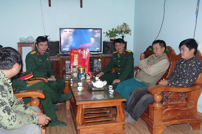 Đại diện lãnh đạo cấp ủy, chính quyền, Ban CHQS huyện Ba Chẽ đến thăm hỏi, tặng quà Tằng A Tài (đầu tiên, bên phải) ở thôn Khe Mằn, xã Đồn Đạc sẽ nhập ngũ năm 2019.