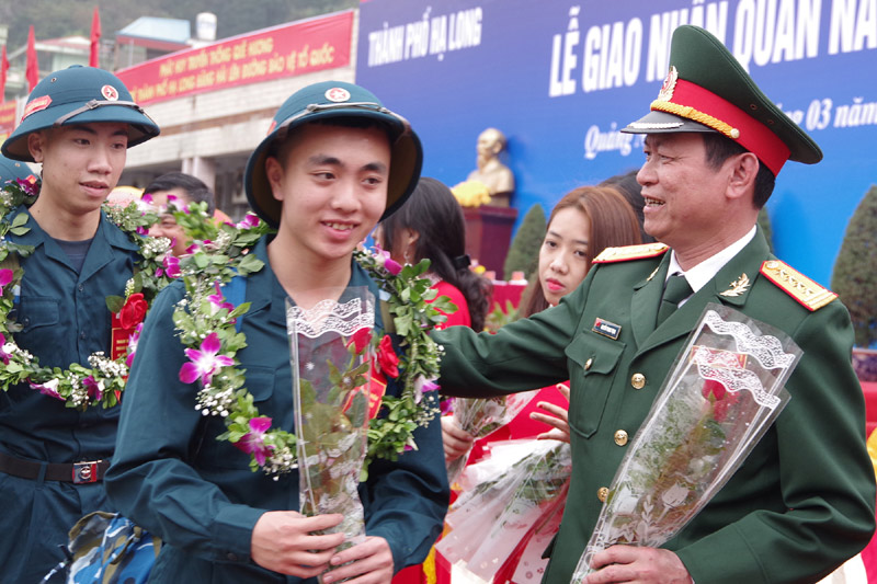 Lãnh đạo Bộ CHQS tỉnh tặng hoa chúc mừng thanh niên TP Hạ Long nhập ngũ năm 2018.