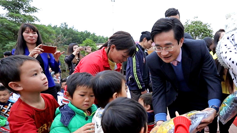 Đồng chí Nguyễn Anh Tú, Tỉnh ủy viên, Bí thư Huyện ủy Hoành Bồ trao quà cho học sinh.