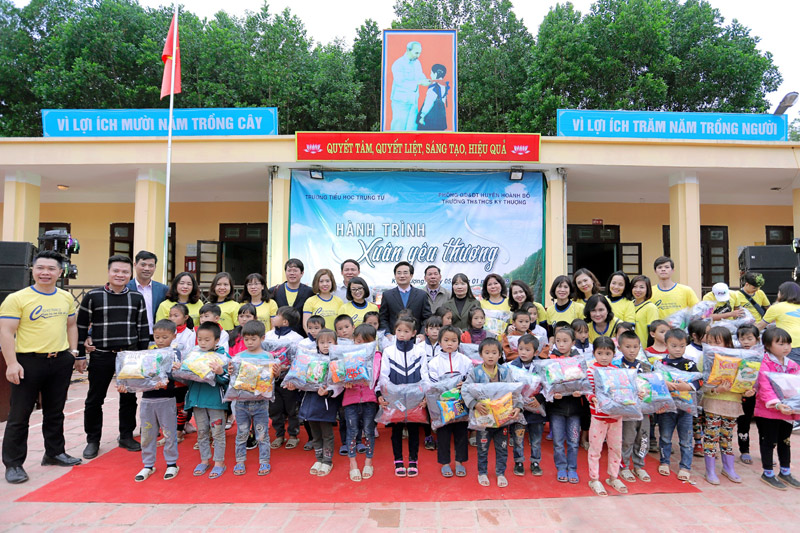 Các ca sĩ Sao Mai và Hội cha mẹ học sinh Trường Trung Tự trao quà cho các em học sinh.