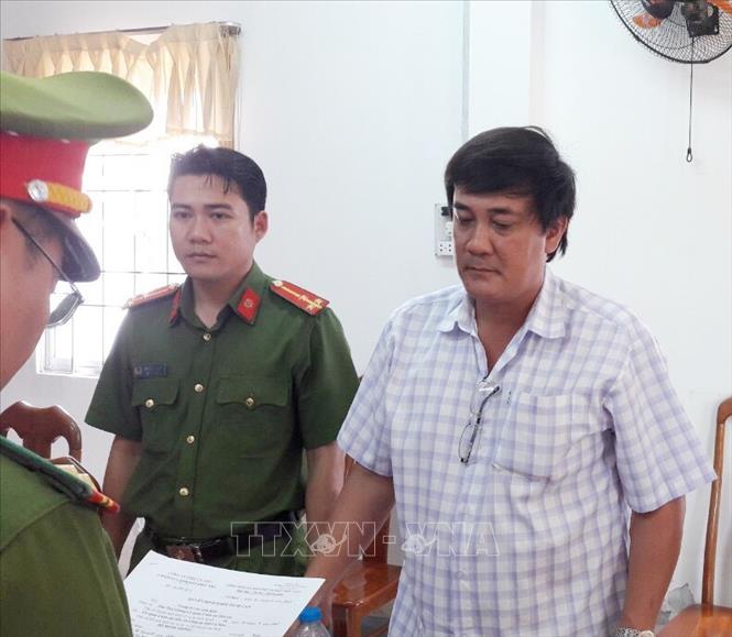 Lực lượng chức năng đọc lệnh bắt giam giam bị can Đỗ Minh Thống.