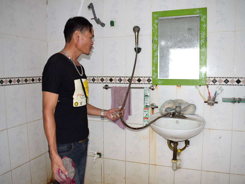 Các đồ dùng nước trong gia đình anh Lý Đức Hà, thôn 4, xã Đồng Rui đều hỏng do nước bị nhiễm mặn