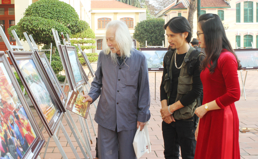 Văn nghệ sĩ xem không gian trưng bày các tác phẩm mỹ thuật và tiêu biểu của Hội VHNT TX Quảng Yên. 