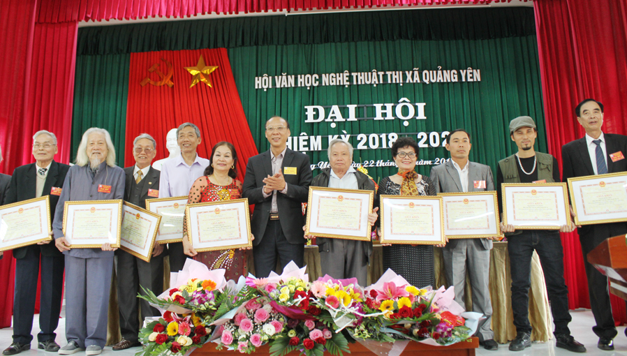 Lãnh đạo TX Quảng Yên tặng thưởng cho các văn nghệ sĩ có nhiều thành tích trong 5 năm qua.
