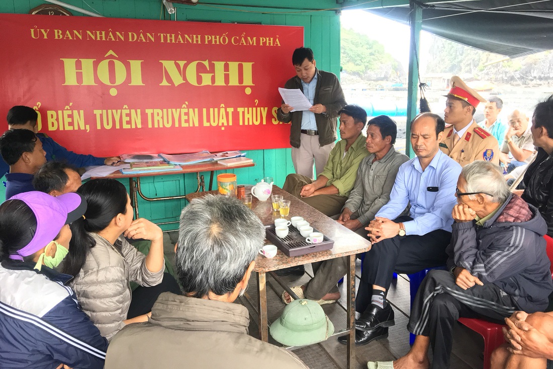 Đoàn công tác của TP Cẩm Phả tuyên truyền pháp luật cho bà con ngư dân tại vùng nuôi trồng thủy sản Vũng Bầu, phường Quang Hanh.