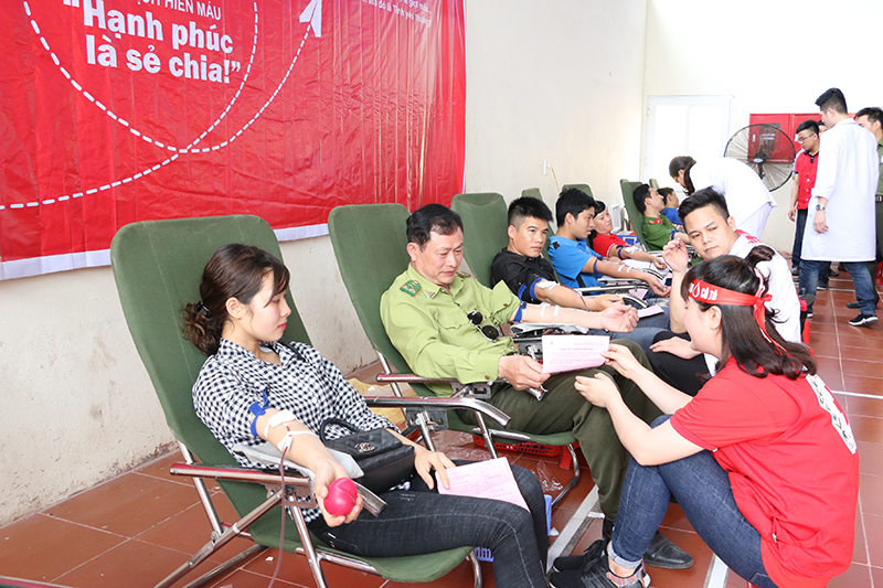Đông đảo lực lượng huyện Cô Tô tham gia hiến máu. Ảnh: Nguyễn Thu - Thu Báu (CTV)