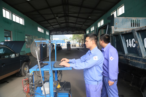 Cán bộ thực hiện đăng kiểm tại Công ty CP đăng kiểm xe cơ giới đường bộ Quảng Ninh 