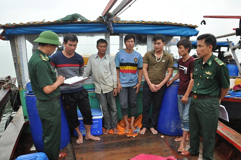 Lực lượng Đồn BP Trà Cổ lập biên bản đối với các chủ phương tiện vi phạm khai thác thủy sản trái phép.