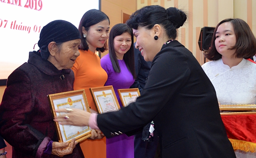 Phó Bí thư Thành ủy Hoàng Thị Hà tặng hoa kỷ niệm các đôi uyên ương đầu tiên móc khóa tại cầu tình yêu hồ Yên Trung