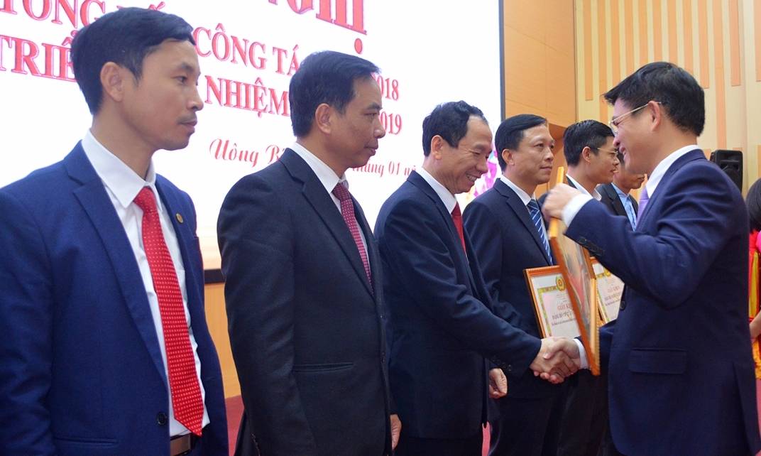 Đồng chí Nguyễn Mạnh Hà, Chủ tịch UBND TP Uông Bí khen thưởng cá nhân xuất sắc